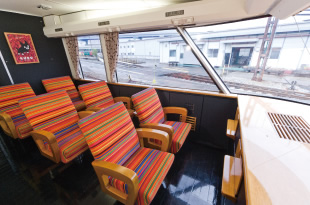 写真:ラウンジ(1号車)