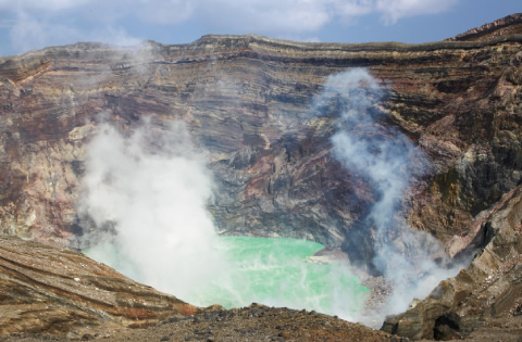 写真:中岳火口