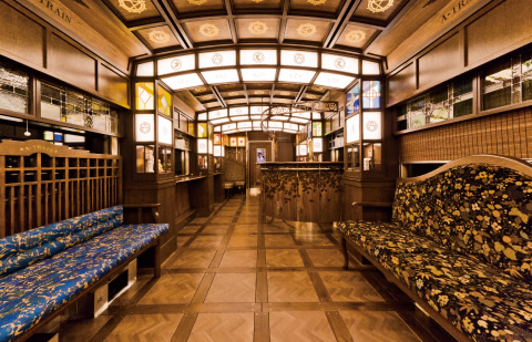 写真:1号車 A-TRAIN BAR