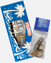 写真：携帯ストラップとピンバッジ