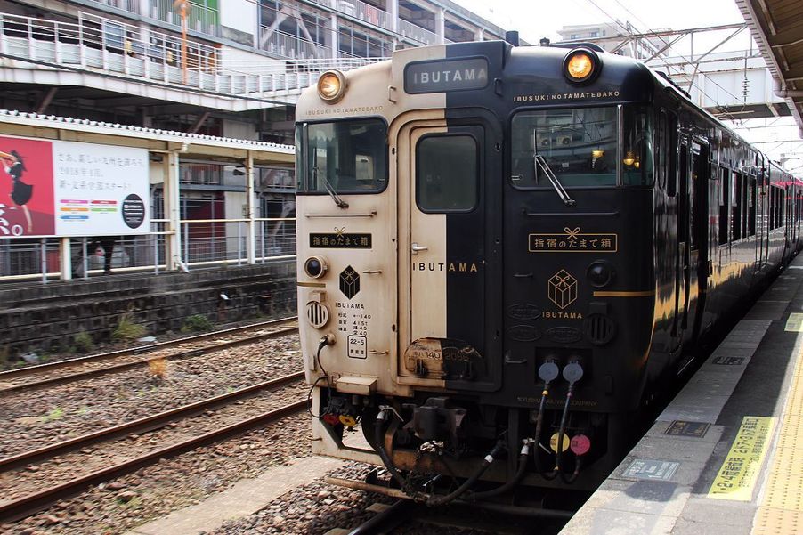 The Ibusuki no Tamatebako pulls into the station