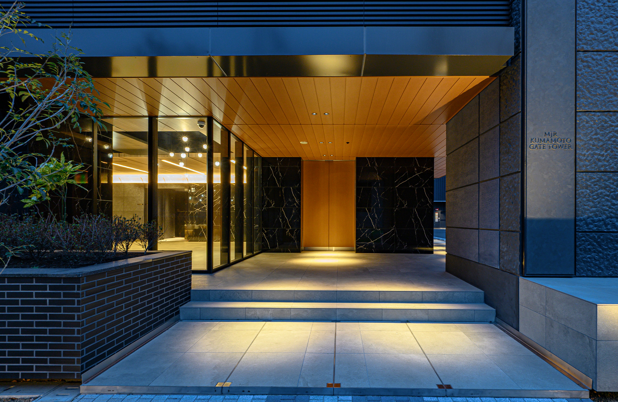 コーチエントランス