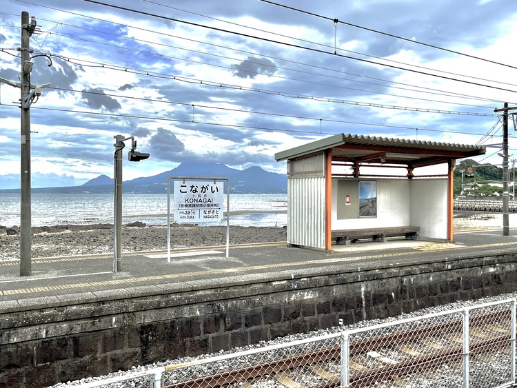 小長井駅では海と雲仙岳が同時に楽しめる