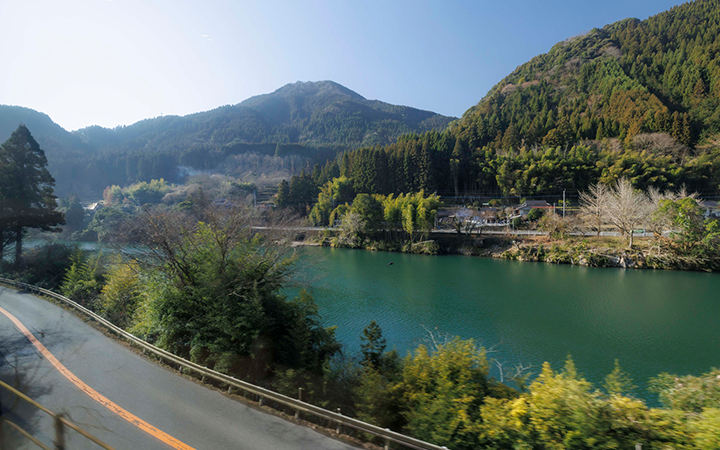 緑色の湖面（進行方向右）